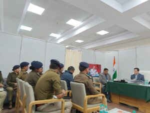 भराड़ीसैंण में डीजीपी का फ्रंटलाइन फील्ड पुलिस अधिकारियों से वन-टू-वन संवाद।