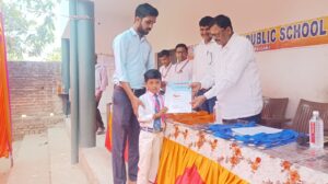 चंद्रा चिल्ड्रेन स्कूल मे सर्वोच्च अंक प्राप्त करने वाले छात्रों को शील्ड व मेडल से किया गया सम्मानित। 2 चंद्रा चिल्ड्रेन स्कूल मे सर्वोच्च अंक प्राप्त करने वाले छात्रों को शील्ड व मेडल से किया गया सम्मानित।