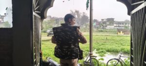 बदलते मौसम के बीच बारिश मे नौतनवा कस्बे के मधुबनवा मदरसे मे अदा की गयी ईद की नमाज़।