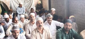 बदलते मौसम के बीच बारिश मे नौतनवा कस्बे के मधुबनवा मदरसे मे अदा की गयी ईद की नमाज़।