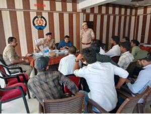 बृजमनगंज थाना परिसर में 9 मुकदमती वाहनों की नीलामी की गई।