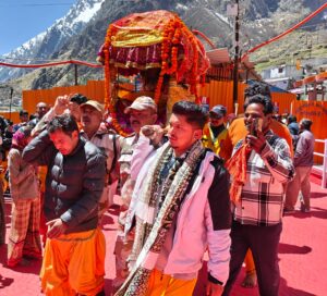 श्री बद्रीनाथ धाम में दिव्य आगमन: उद्धव जी व कुबेर जी की उत्सव डोलियाँ सकुशल पहुँची, गूंजे “जय बद्री विशाल” के जयकारे।