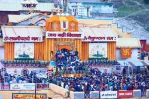 उत्तराखण्ड: जयकारों और वैदिक मंत्रोच्चार के बीच खुले श्री बद्रीनाथ धाम के कपाट,छह माह के लिए यात्रा का मंगल शुभारम्भ।