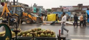 आंधी-तूफान में दो स्थानों पर गिरे नगर पंचायत के फ्लैक्स बोर्ड।