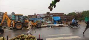 आंधी-तूफान में दो स्थानों पर गिरे नगर पंचायत के फ्लैक्स बोर्ड।