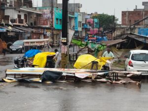 आंधी-तूफान में दो स्थानों पर गिरे नगर पंचायत के फ्लैक्स बोर्ड।