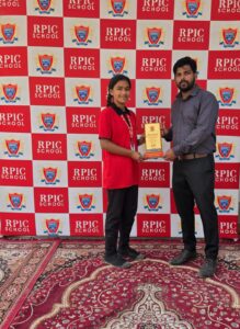 आरपीआइसी स्कूल में वार्षिक परीक्षा में प्रदर्शन करने वाले विद्यार्थियों को किया गया पुरस्कृत।