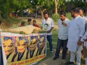 सपा नेता अमित चौबे ने पार्टी प्रमुख अखिलेश यादव पर टिप्पणी के विरोध में मंत्री ओमप्रकाश राजभर की शव यात्रा निकाली।