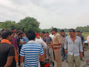 रातभर कतार में खड़े रहे किसान, डीजल न मिलने पर रास्ता जाम  