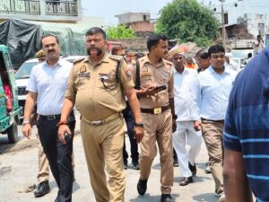 अनवारी में गरजा बुलडोजर, 64 साल पुराना कब्जा मलबे में तब्दील,तालाब की जमीन पर बसी पूरी बस्ती उजड़ी, 36 अवैध मकानों पर चला प्रशासन का शिकंजा।