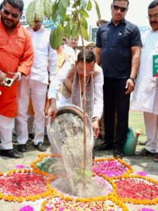 विश्व पर्यावरण दिवस पर केंद्रीय मंत्री पंकज चौधरी ने किया पौधरोपण,सुरहा ताल को 100वां रामसर साइट घोषित होने पर दी बधाई।