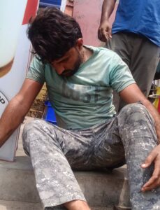 सोनौली कस्बे मे ट्रक चालक का हाई वोल्टेज ड्रामा, पीछा कर रहे पुलिस की बाइक को मारी टक्कर।